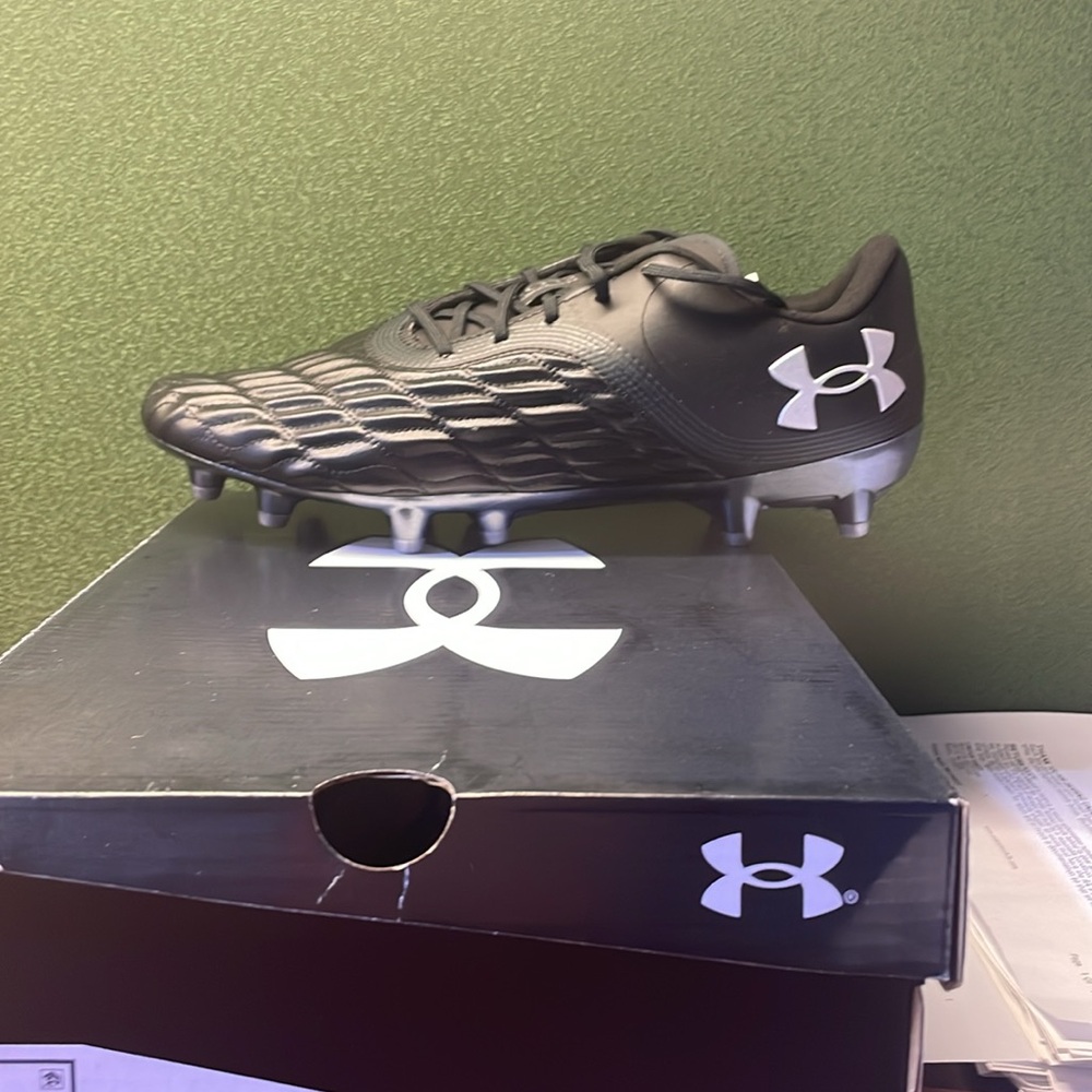 Under armour soccer cleats, unisex, new, never worn